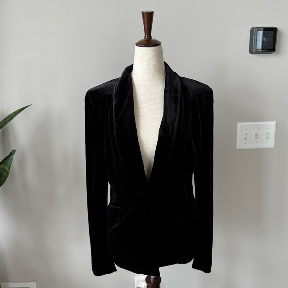 Like new! 1. STATE Revolve Velvet Tuxedo Blazer Unique Collar Color: Rich Black - Picture 10 of 10